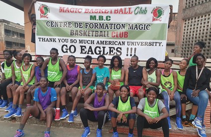 Sylla et l'équipe féminine du Magic Basketball Club - 2020